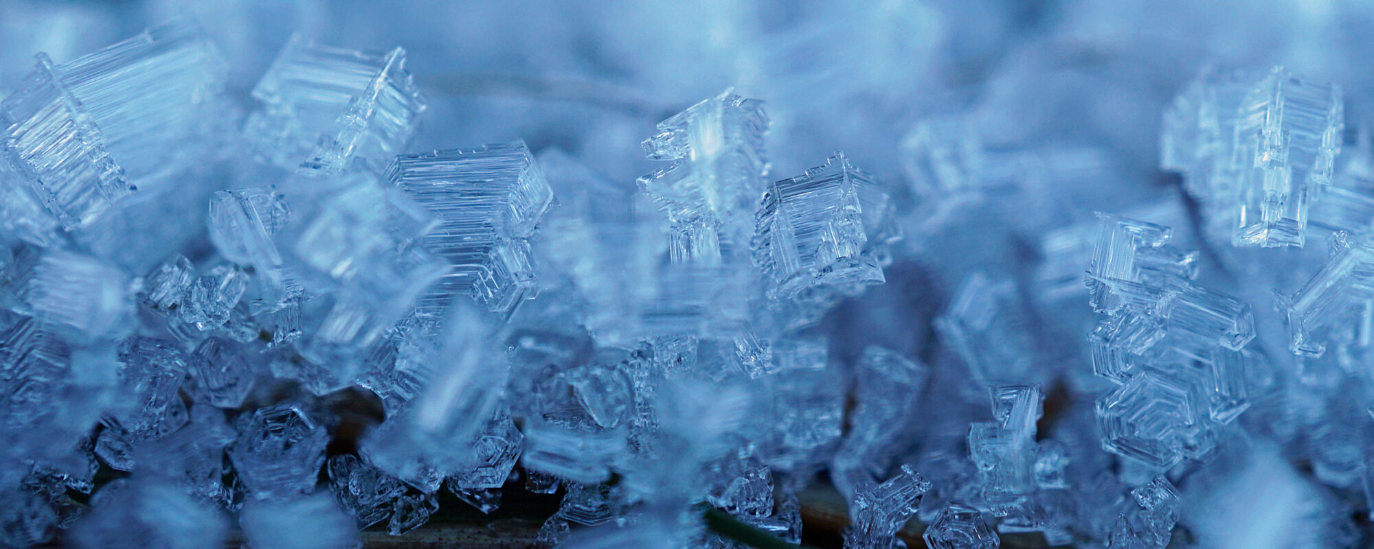 Detailaufnahme von blauen Eiskristallen
