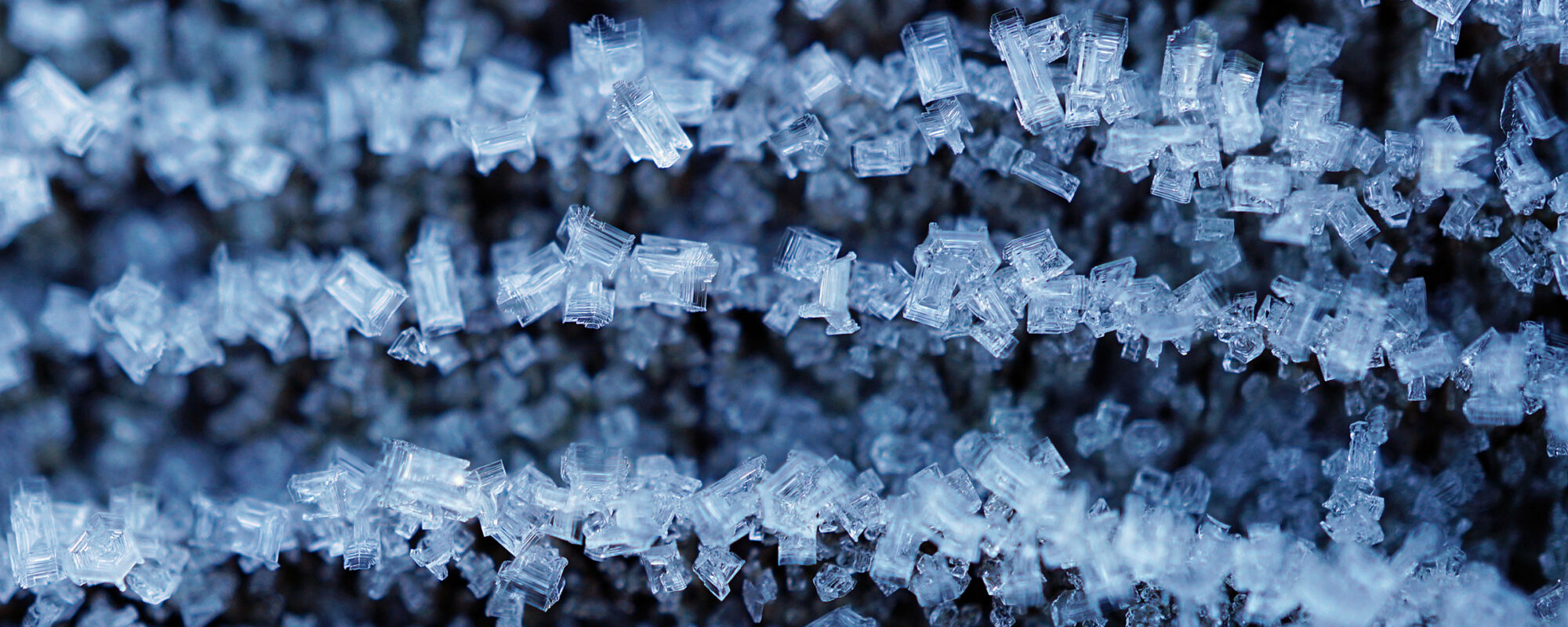 Eiskristalle in bandförmiger Anordnung