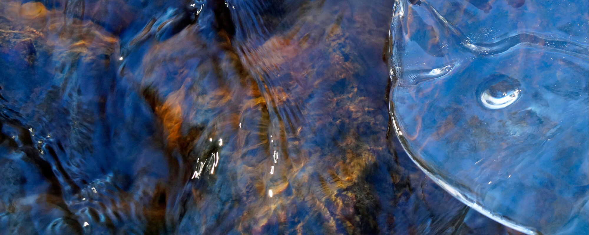 Abstrakte Eisformation mit blau-braunem Farbkontrast